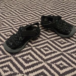 Cat&Jack sneaker sandals, black, toddler 5/6!